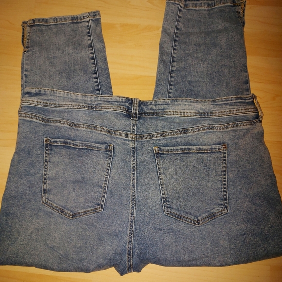 D/C Slightly Curvy Jeans With Slits - Picture 6 of 12
